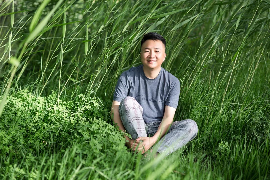 韩松落,著有《春山夜行》《我口袋里的星辰如沙砾》《窃美记》《为了报仇看电影》《我们的她们》等,出版音乐专辑《靠记忆过冬的鸟》。曾担任华语电影传媒大奖、平遥国际电影展、迷影精神赏等多项电影奖评委。曾获第二届“短篇小说双年奖”首奖、刀锋图书奖等奖项。