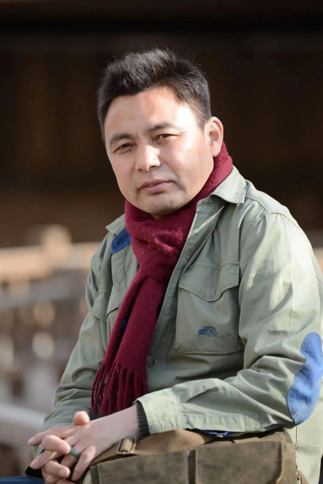 龙仁青,先后在《人民文学》《中国作家》《十月》《民族文学》《青年文学》等刊发表原创、翻译作品四百余万字,出版《光荣的草原》《咖啡与酸奶》《孔雀翎上的雪峰》等作品三十余部。作品曾获全国少数民族文学创作“骏马奖”、汉语文学“女评委”大奖、三毛散文奖、青海文学艺术奖等,多次被《小说月报》《小说选刊》《散文选刊》《散文海外版》等转载,入选《中国短篇小说年选》《中国散文20家》等多种年度选本。部分作品被译为英、意、日等国文字。