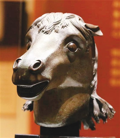 　圆明园博物馆展出的清代马首铜像。 　　圆明园管理处供图