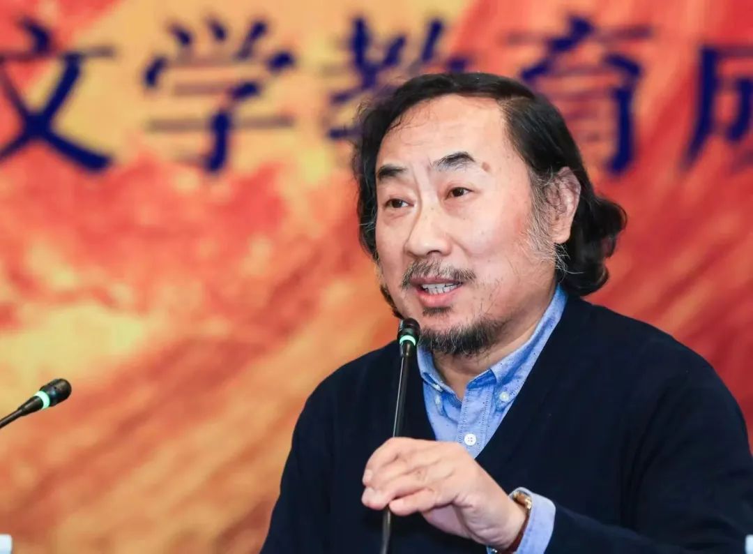 1963年出生，北京师范大学教授、博士生导师、北京师范大学国际写作中心执行主任，兼任中国当代文学研究会会长、中国作协诗歌委员会副主任。长期从事中国当代文学研究与批评。著有《中国当代先锋文学思潮论》等著作近二十部。