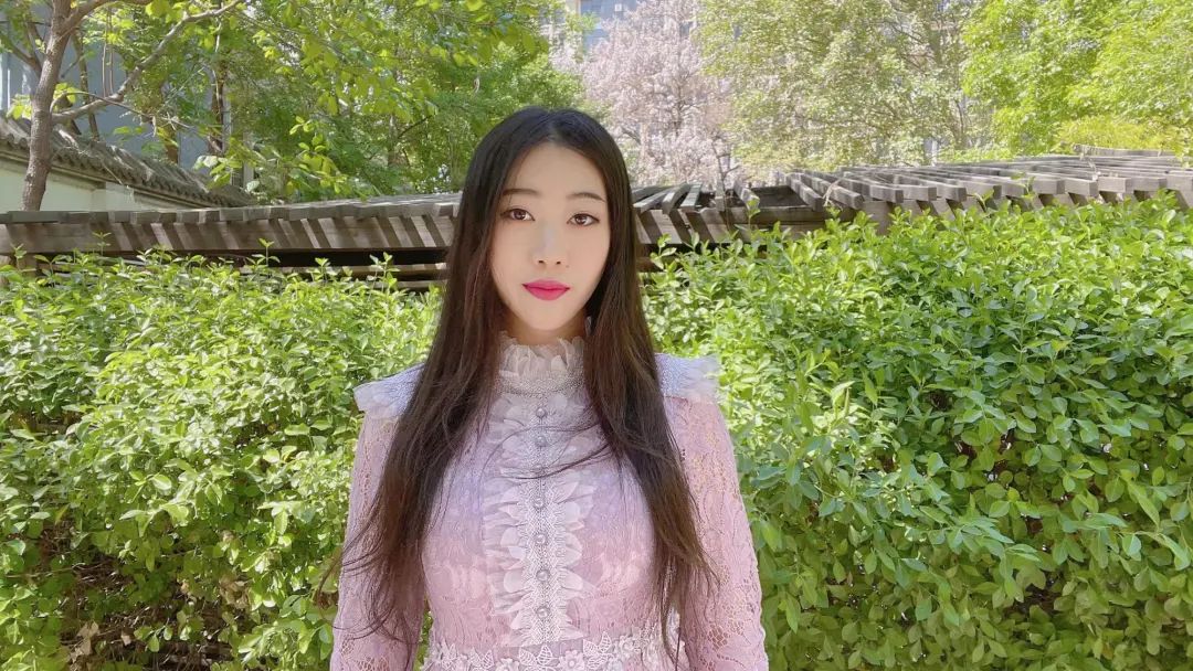 文学博士，艺术学博士后，中国作家协会会员，中国文艺评论家协会会员。出版《下南洋》等诗集、散文集、学术批评集六部。系列诗歌网课《由浅入深读懂汉语新诗》入驻腾讯视频。