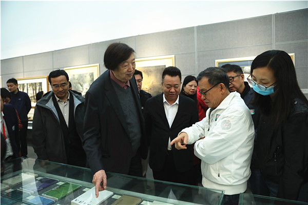 《明报月刊》荣誉总编辑潘耀明发现了当年明报月刊出版社出版的冯骥才先生小说集《楼顶上的歌手》