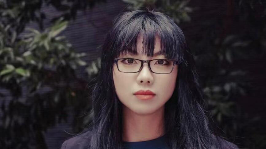 周洁茹,1976年出生于江苏常州,15岁开始写作并发表,出版有长篇小说《小妖的网》《中国娃娃》、小说集《你疼吗》、随笔集《请把我留在这时光里》等