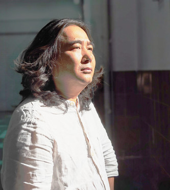 包倬,生于四川凉山,彝族。有小说和散文见《人民文学》《十月》《钟山》《江南》《天涯》《山花》《芙蓉》《北京文学》《作家》等。著有长篇小说《青山隐》,出版小说集《沉默》《十寻》《路边的西西弗斯》《风吹白云飘》等。曾获云南文学奖、边疆文学奖、滇池文学奖、《长江文艺》双年奖。现居昆明。