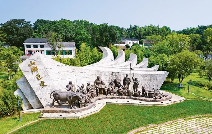 1955年秋,47岁的周立波整理行装,从北京一路南下,举家搬回老家湖南益阳清溪村。67年后,在这里,中国作家协会启动了“新时代山乡巨变创作计划”和“新时代文学攀登计划”两项重大文学行动。图为2022年8月1日拍摄的湖南省益阳市清溪村清溪广场。 新华社记者 陈思汗/摄