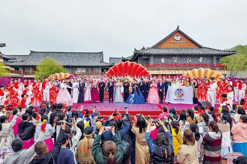 十年来,文艺工作者服务基层成为常态。2024年5月10日,由中国文联、吉林省委宣传部、中国文艺志愿者协会主办的“东方唱响——中国文联文艺志愿服务团走进吉林延边东方第一村文艺演出”,在有“东方第一村”美誉的延边州珲春市敬信镇防川村举行。图为演出现场。 中国文联供图