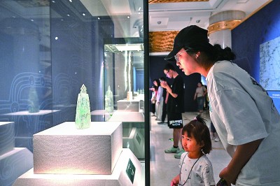 5月18日，参观者在内蒙古呼和浩特市的呼和浩特博物馆“问蜀——东周时期的蜀文化展”上观看展品。 新华社记者 贝赫摄