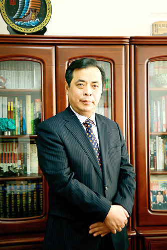 老藤,本名滕贞甫,辽宁省政协文史委副主任。出版长篇小说《刀兵过》《北障》《北爱》《草木志》等11部,小说集《熬鹰》《无雨辽西》等8部,随笔集《儒学笔记》等3部,“老藤作品典藏(15卷)”。曾获全国“五个一工程”奖、东北文学奖、百花文学奖等,作品多次入选各种年榜及选本,以多种文字译介到国外。