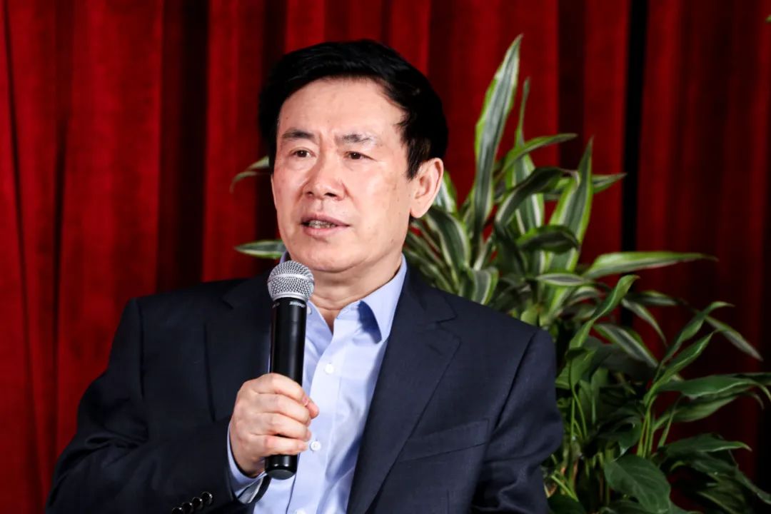 张炜，山东省栖霞市人。中国作家协会副主席。1975 年开始发表作品。2020 年出版《张炜文集》50 卷。作品译入 40 余种文字。著有长篇小说《古船》《九月寓言》《刺猬歌》《外省书》《你在高原》《独药师》《艾约堡秘史》《河湾》《去老万玉家》等 23 部；另有诗学专著多部、诗集和长诗十余部。作品获“百年百种优秀中国文学图书”、“世界华语小说百年百强”、茅盾文学奖、中国出版政府奖、中华优秀出版物奖、中国作家出版集团特别奖、南方传媒杰出作家奖、京东文学奖、中国长诗特别奖等。