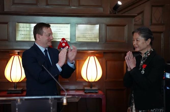 法国驻华大使白玉堂为作家王安忆颁发了法国国家荣誉军团骑士勋章。图片来源：法国领事馆