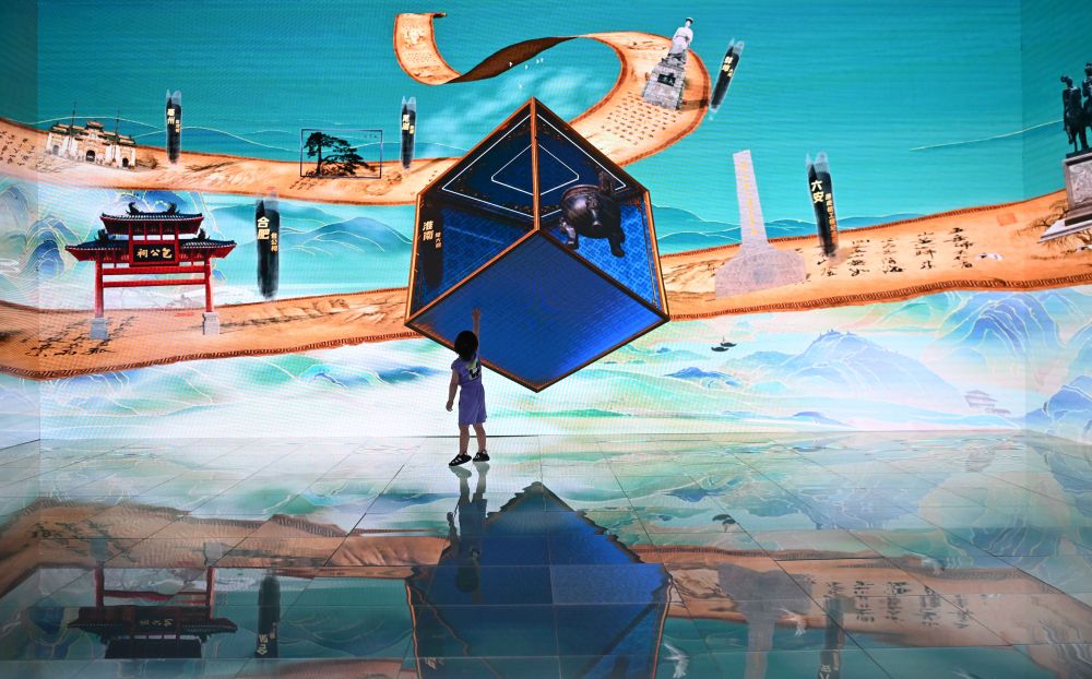 2024年5月24日,小朋友在第二十届中国(深圳)国际文化产业博览交易会科大讯飞展台体验3D奇幻空间。新华社记者 邓华 摄