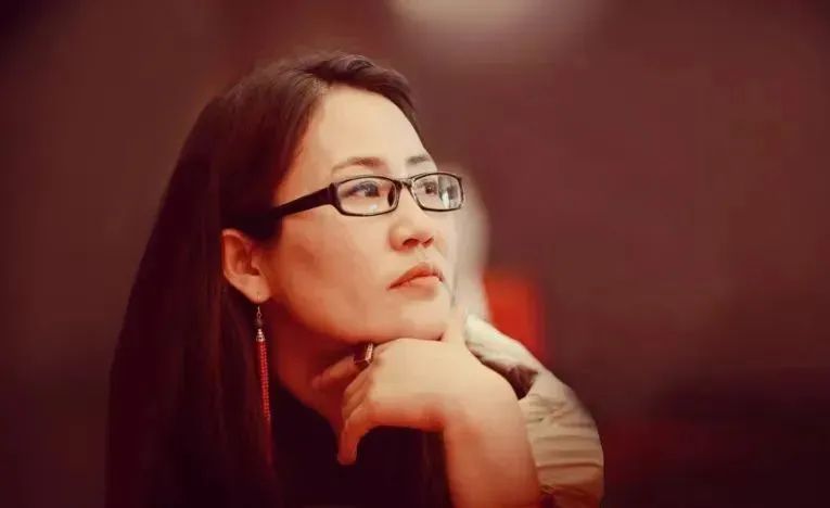 娜仁高娃，蒙古族，中国作家协会会员。著有短篇小说《醉阳》《热恋中的巴岱》、长篇小说《影》等，其中小说集《七角羊》入选中国作家协会“中国少数民族文学之星丛书”。曾获2018年《草原》文学奖、第十二届内蒙古自治区文学创作“索龙嘎”奖、2020年《民族文学》年度奖；中篇小说《裸露的山体》入选中国当代文学研究会年榜、中国小说学会2023年度中国好小说榜。