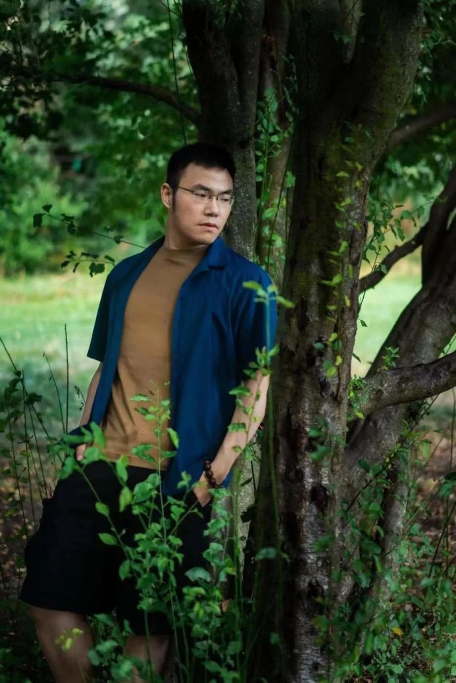 伯竑桥1997年生，青年写作者，兼事文学批评，先后毕业于武汉大学中文系，英国伦敦大学学院，现为清华大学中文系博士生。作品散见《诗刊》《星星》等期刊，曾获樱花诗赛奖，华语大学生短诗大赛奖，第五届草堂诗歌奖“年度青年诗人奖”等奖项。