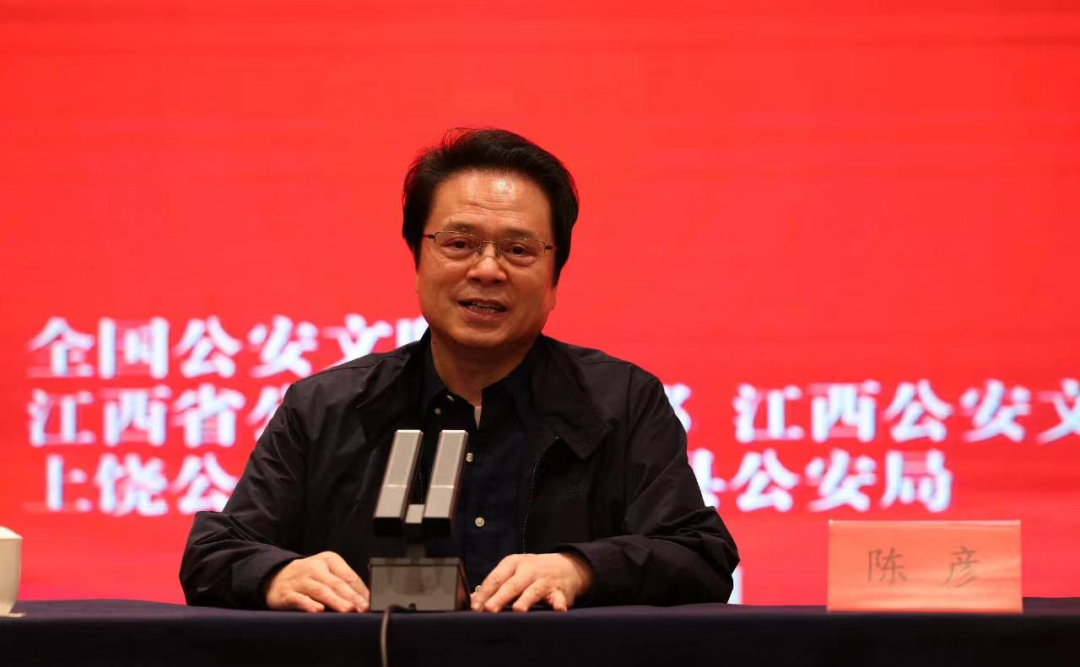 陈彦，1963年生于陕西镇安。当代著名作家、剧作家，中国作家协会副主席、中国戏剧家协会副主席。创作《迟开的玫瑰》《大树西迁》等戏剧作品数十部，三次获“曹禺戏剧文学奖”。创作长篇电视剧《大树小树》，获“飞天奖”。著有长篇小说《西京故事》《装台》《主角》《喜剧》《星空与半棵树》。《装台》入选“新中国70年70部长篇小说典藏”，《主角》获第十届“茅盾文学奖”，《星空与半棵树》获2023“中国好书”。出版《陈彦文集》20卷。