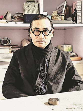 刘万鸣 1989年毕业于天津美术学院，1995年就读于中国艺术研究院美术学研究生课程班。现任全国政协委员、民盟中央委员、中国美术家协会副主席、中国国家画院院长。2012年获中国青年艺术家提名奖，2014年入选国家百千万人才工程授予“有突出贡献中青年专家”称号，中宣部2017年文化名家暨“四个一批”人才，中组部国家高层次人才特殊支持计划领军人才“万人计划”。中国画作品曾入选全国美展、全国画院展及省部级展览，获得金、银、铜、优秀等奖项十余次。积极参与国家主题性创作，作为第一作者完成《遣唐使》《西电东送、西气东输工程》《黄河摆渡人》《南水北调工程》等中国画作品。《中国画论》一书为普通高等学校艺术学科新形态重点规划教材。曾在中国国家博物馆等国家级展馆举办个展，作品被中国美术馆、中国国家博物馆、中国艺术研究院等国家级单位收藏。