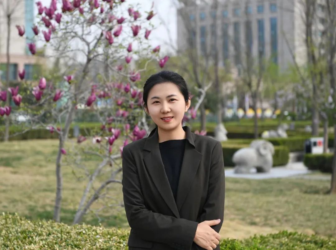 钱幸，山东泰安人，张炜工作室高级学员，法学硕士，北京师范大学与鲁迅文学院联办文学创作专业研究生在读。在《收获》《江南》《芙蓉》《山东文学》《时代文学》等杂志发表小说八十余万字，有小说被《小说月报》《中篇小说选刊》《新华文摘》等多次选载。中短篇小说集《冷静期》入选2022年度“21世纪文学之星丛书”，曾获“泰山文艺奖”“山东文学奖”等奖项。