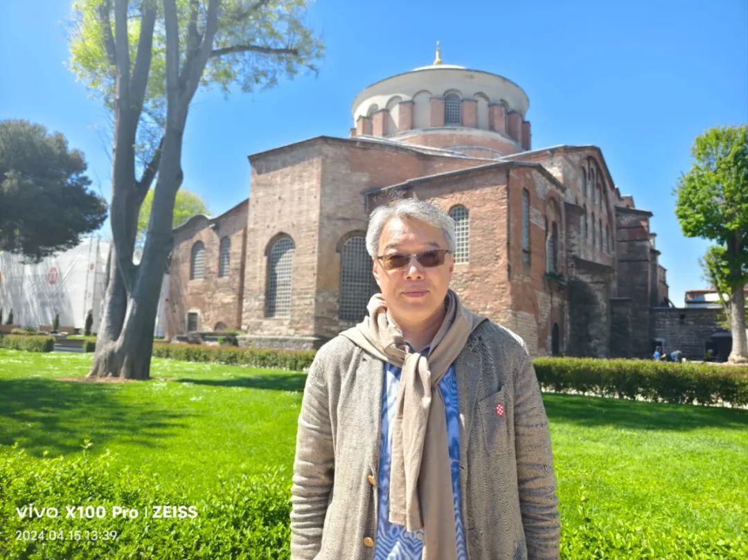 臧棣，1964 年生于北京。现任教于北京大学中文系，北京大学中国诗歌研究院研究员。出版诗集《骑手和豆浆》《简单的人类动作入门》等。曾获中国当代十大杰出青年诗人、中国十大先锋诗人、中国十大新锐诗歌批评家、当代十大新锐诗人等，并多次应邀参加国际诗歌节。