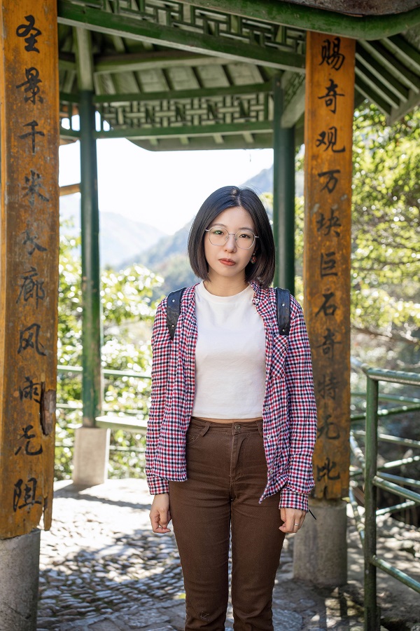 作家简介 李姗姗,笔名三三,女,汉族,一九九一年出生,毕业于中国人民大学创造性写作专业。作品发表于《人民文学》《收获》等多家刊物,多有选载。曾获2020年“钟山之星”年度青年佳作奖、2021年度青花郎•人民文学奖新人奖、第七届郁达夫小说奖短篇小说奖、首届《静•安》文学奖、红棉文学奖小说主奖等奖项,入选王蒙青年作家支持计划•年度特选作家(2022—2023)等。著有短篇小说集《晚春》《山顶上是海》《俄罗斯套娃》《离魂记》等四部。