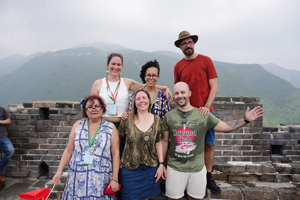 诗人们在长城上合影