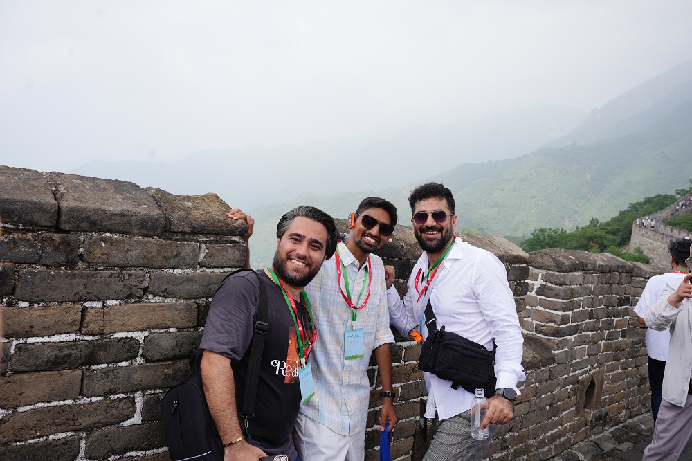 诗人们在长城上合影