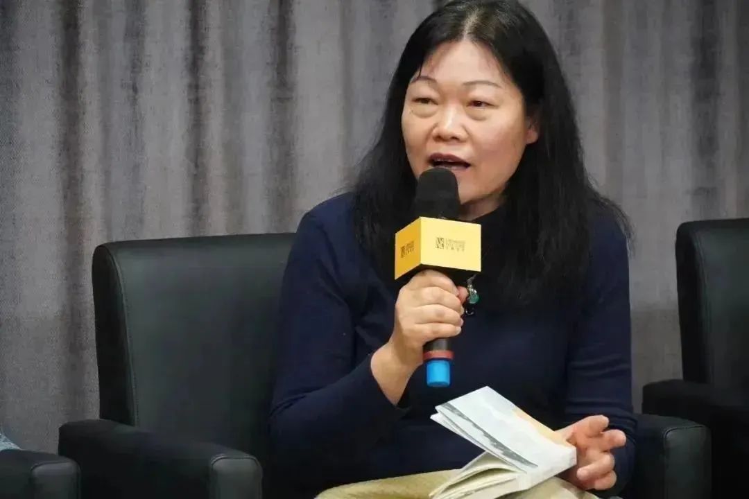 黄荭    南京大学外国语学院法语系教授，博士生导师，南京大学人文社会科学高级研究院兼职研究员，国际杜拉斯学会会员，中国法国文学研究会常务理事，中法语言文化比较研究会常务理事、江苏省外文学会理事，江苏省翻译协会理事、南京翻译家协会理事，南京作协理事。