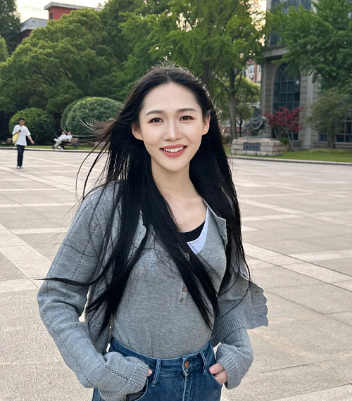 周燊,满族,中国作家协会会员,艺术硕士、文学博士,从教于高校创意写作和现当代文艺研究等方向,曾获第六届山东省泰山文艺奖(文学创作奖)、复旦大学光华奖等荣誉。