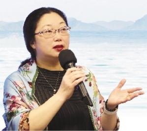 杨怡芬,浙江舟山人,鲁迅文学院第13届高研班学员。2002年开始写作,在《人民文学》《十月》《花城》等发表小说百余万字,出版中短篇小说集《披肩》、中篇小说集《追鱼》、长篇小说《离觞》《海上繁花》等。