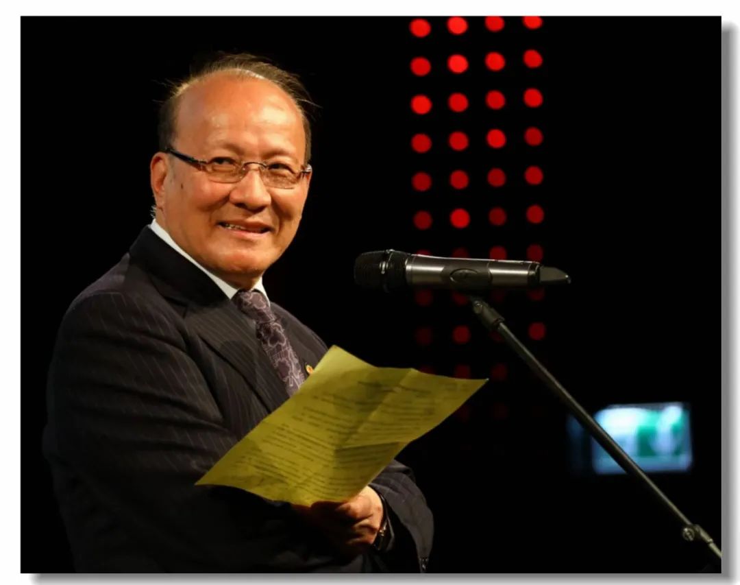 毛时安,中国文艺评论家协会副主席,上海市文广局副巡视员、研究员。浙江奉化人。1948年生,1982年毕业于华东师大中文系。1995年加入中国作家协会。著有《引渡现代人的舟筏在哪里》《美学新变与反思》《毛时安文集》(四卷本)等,主编《1991年中国小说》《海上名家文丛随笔》《海上风艺术文丛》等。曾获第五届中国文联文艺评论一等奖、全国中青年美学优秀成果奖、首届上海文学艺术奖等奖项。