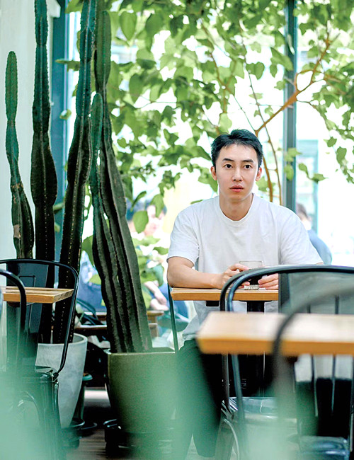 周宏翔,一九九〇年生于重庆,现居北京。中国作家协会会员。出版《当燃》《第一次看见灿烂的时刻》等十余部作品,多部作品正在影视改编中。曾获第五届巴蜀青年文学奖、“新浪年度十大热书”等