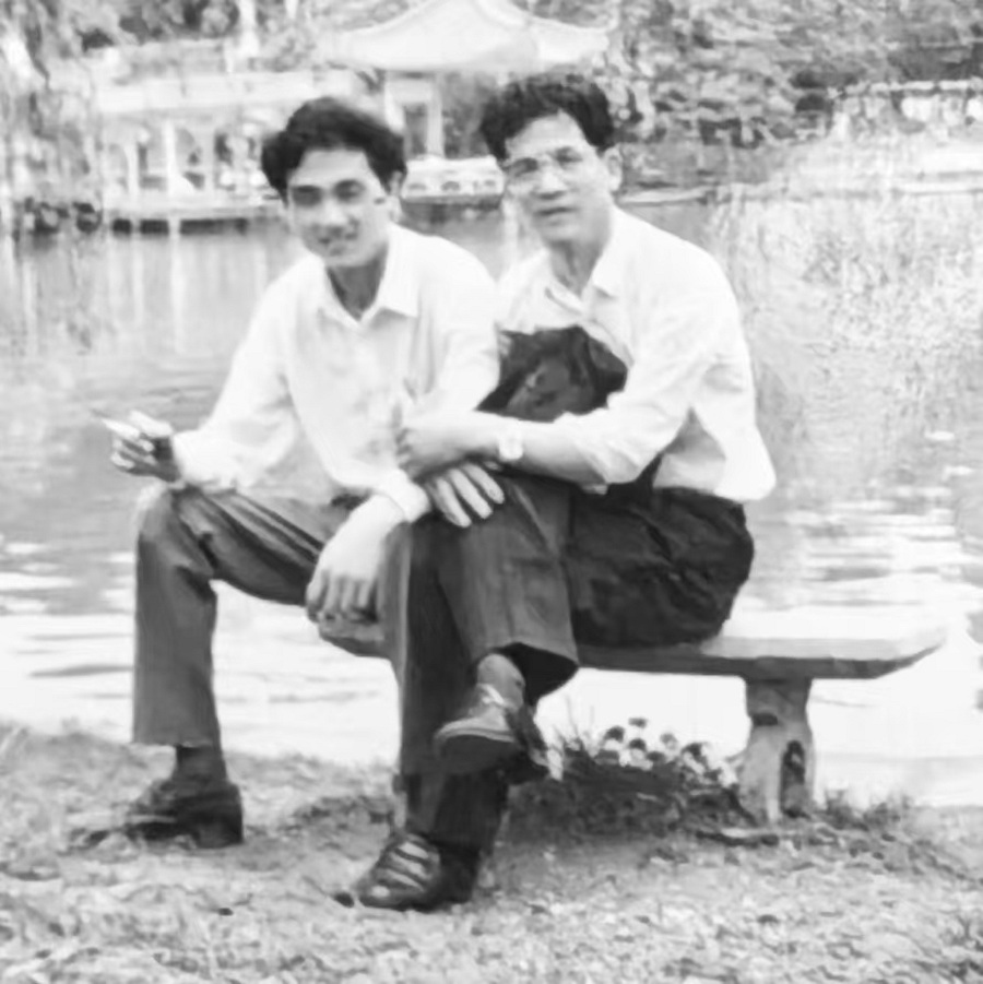 当年漂泊在外,虽然没写东西,依然喜欢和文人交往,这个作家是谁我忘了,