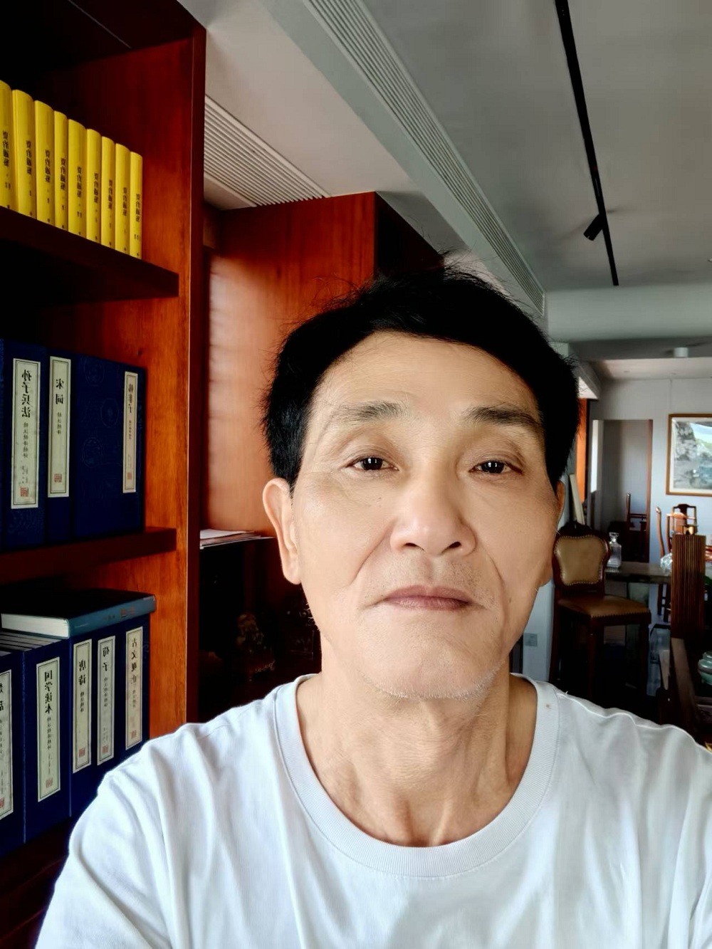 子尘,早年笔名野草,福建人,现居住厦门市,在一家私企上班。少年时开始喜欢文学,一直热爱,从不言放弃。早年有习作发表报刊,现大多作品发于网络。