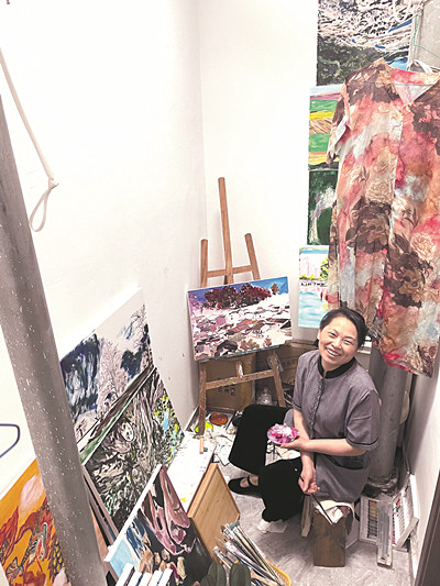 王柳云 祖籍湖南，2017年去福建学画，后因在北京某大厦边做保洁边画画而被央视等主流媒体报道，进而广为人知。2023年开始出版自传和诗歌集。著有《青芥人生》《月光不迷路》《走过一座海》 2023年，王柳云在北京某大厦保洁工具间 京石 摄