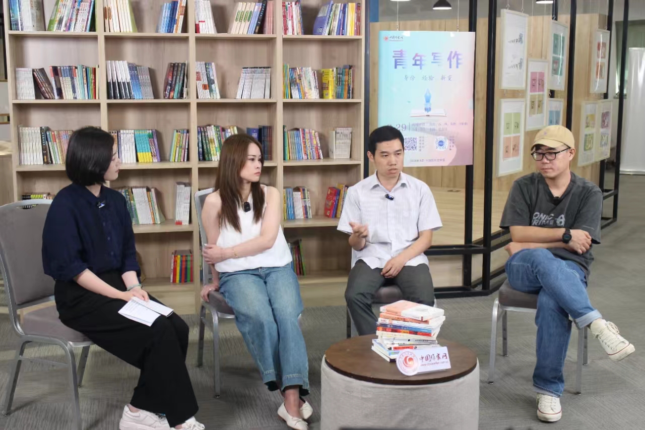 云顶4008集团官网文学直播间对谈现场（左起：贺嘉钰、叶昕昀、徐刚、石一枫）