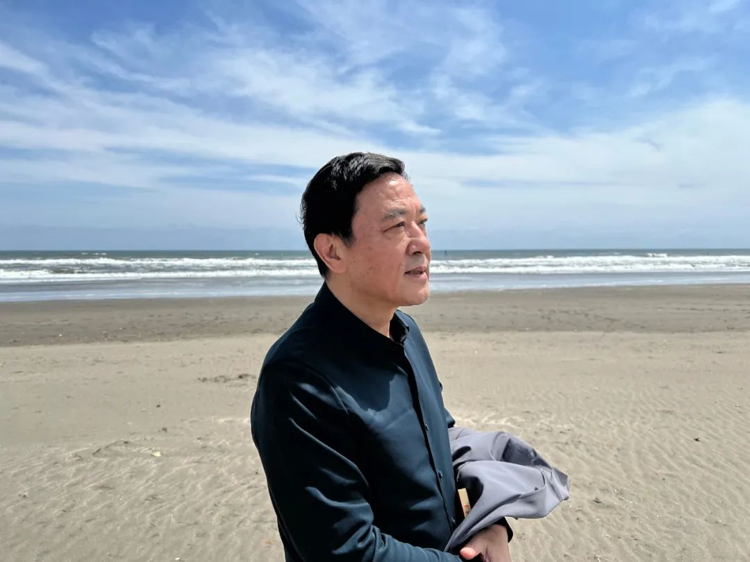 潘军,著名作家、编剧;1957年生,安徽怀宁人。1982年毕业于安徽大学中文系,主要作品有长篇小说《日晕》《风》《独白与手势》《死刑报告》以及《潘军小说文本》(6卷)等,并译介为多种文字,多次获奖。另有话剧作品《地下》《断桥》《合同婚姻》《霸王歌行》,获第31届“世界戏剧节”优秀剧目奖。自编自导的电视剧有《五号特工组》《海浪行动》《惊天阴谋》《粉墨》《虎口拔牙》《分界线》等。