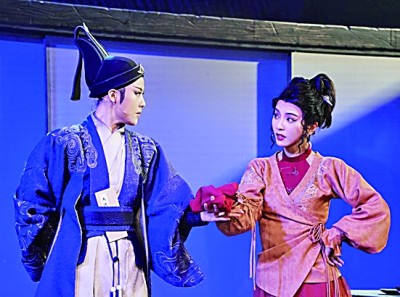 越剧演员陈丽君(左)和李云霄在越剧《新龙门客栈》演出中。新华社发