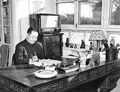 程砚秋晚年画梅 资料图片