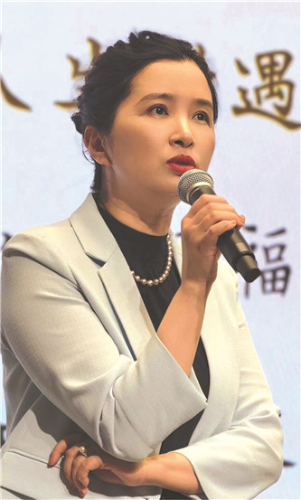 潘向黎,文学博士,上海作家协会副主席、专业作家。著有长篇小说《穿心莲》,小说集《白水青菜》《十年杯》《轻触微温》《上海爱情浮世绘》等,专题随笔集《茶可道》《梅边消息》《古典的春水》《人间红楼》等,共三十多种。获鲁迅文学奖短篇小说奖等