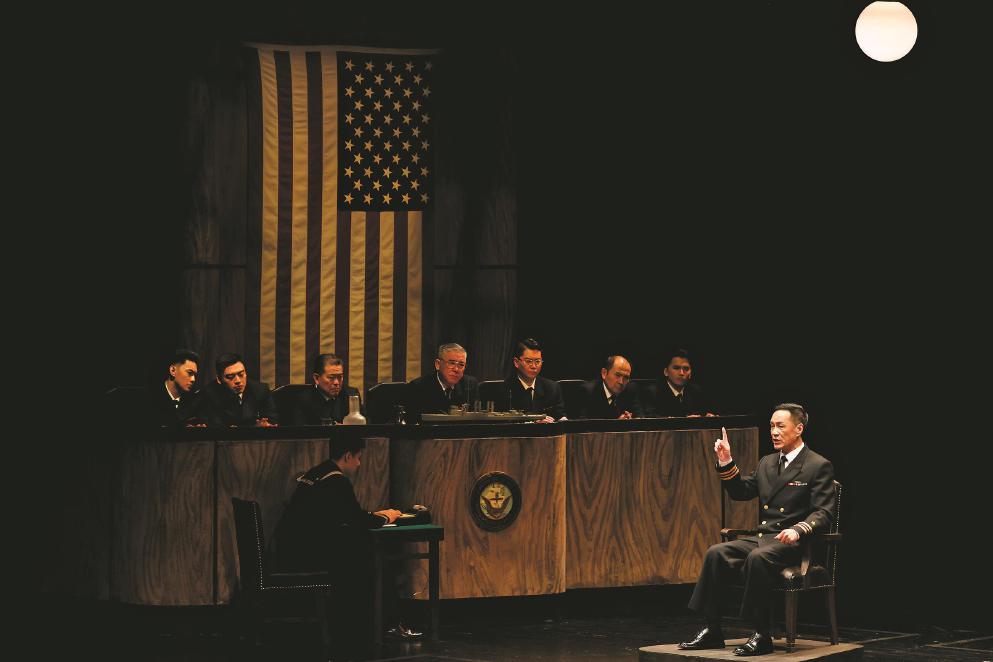 冯远征（右一）在《哗变》中饰演固执刻板、独断专行的魁格舰长。 本报记者 叶辰亮摄