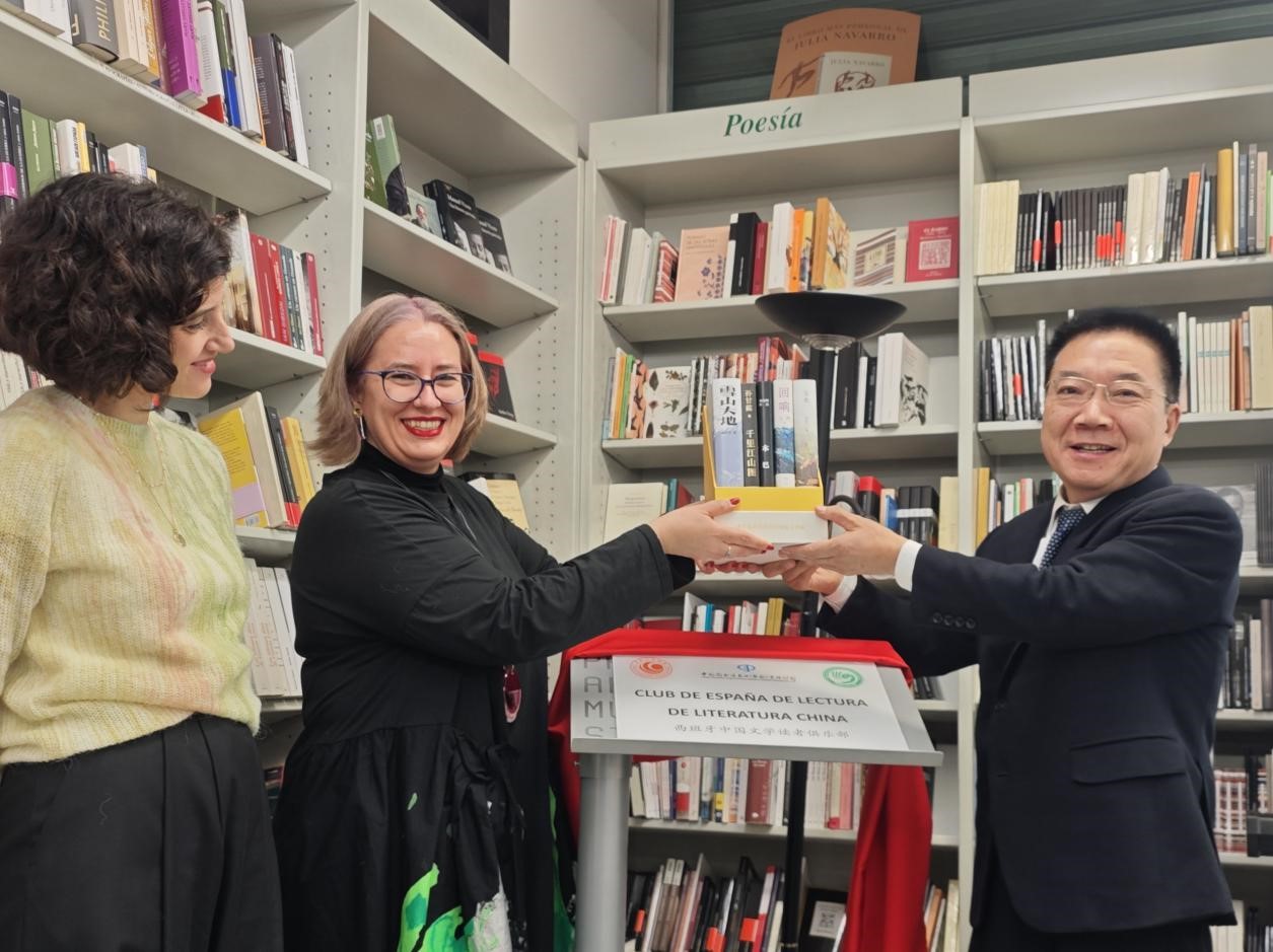 胡邦胜（右一）、婧萱（左二）、白兰（左一）共同为“西班牙中国文学读者俱乐部”揭牌