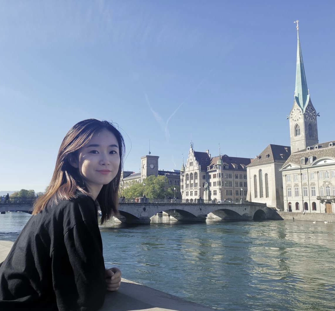 个人简介：傅炜如，1992年生于杭州，香港理工大学硕士。中国报告文学会员，浙江省作协会员。有作品见于《人民文学》《中国作家》《文艺报》等，著有长篇报告文学《钱塘一家人》。现为文学刊物编辑。入选浙江省第十批“新荷计划”人才库。