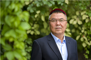 翻译奖:国家通用语言文字←→维吾尔文
作者:玉苏甫·艾沙(维吾尔族)
获奖感言文学翻译在各民族交往交流交融过程中,在铸牢中华民族共同体意识,构筑中华民族共有精神家园,促进民族团结进步事业中发挥着特殊的重要作用。我作为一名翻译工作者深感肩上的责任重大,使命光荣。文学翻译就是文学再创作的过程。如何能够让一部作品翻译得更加精彩……