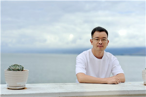 散文奖:《与父亲书》
作者: 向迅(土家族)
获奖感言顾名思义,《与父亲书》是一本写给父亲的书,也是一本献给天下所有父辈的书。由于受到传统的中国式父子关系的影响,我们和父亲在生活中总是沉默以对,即便是在他即将离开我们的时候,我们都极力克制着彼此的情感,以至于他一生的故事成为谜团。正因为如此,在创作这本书的过程中……