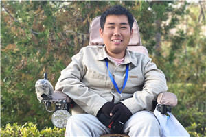 散文奖:《青白石阶》
作者: 柳客行(回族)
获奖感言在这里我首先要感谢骏马奖评委对我的鼓励和肯定。我觉得这份荣誉不仅仅属于我个人,更属于我的文学之路上给予我亲切关怀和无私帮助的人们。是这些温暖让我真诚地爱着这个世界,让我坚信文学的力量,以羸弱的身体守望文学理想。
感谢在场的每一位领导和来宾,能够聆听一个无力举起话筒的作者……