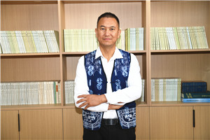 散文奖:《洱海笔记》
作者: 北雁(白族)
获奖感言我庆幸自己出生在洱海之源。从我们村子后方山脉上发源的大小溪流河沟,以及离我们村子不远的茈碧湖、草海、绿荫塘、鹅墩塘,还有从我们坝子里流过的弥茨河、凤羽河、弥苴河、海尾河、永安江、罗时江,甚至包括从天空降落的雨水和罗坪山顶融化的雪水,它们的流向都是群山之外波澜壮阔的洱海……