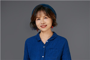 诗歌奖:《落下来》
作者:黄芳(壮族)
获奖感言我一直觉得自己是在梦想与生存中拥有平衡术的幸运儿。我父亲是一个民间壮剧的写作者,他一辈子写了60多本剧本,都是用我们的土壮话来写的。小时候,我喜欢坐在父亲身边,看他飞快地写字。也许在我还没有文字意识的时候,文字的种子早已种下。工作后,无论是曾经从事的记者、图书编辑,还是现在的教师……