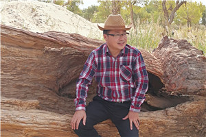 诗歌奖:《盘江魂》
作者:牧之(布依族)
获奖感言对我来说,诗歌就像远方的一束亮光,照亮着生活在低处的我,它就是我迷茫中的精神指引,让我卑微的头颅高起,让我的生命充满阳光雨露,让我在诗歌中寻回对生活的自信和刚强,让我以五彩缤纷的方式穿越生活的贫乏和苍白、灰暗与平庸,在孤独与豪迈中获得尘世间的美丽和从容,梦想和希望……