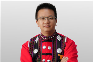 诗歌奖:《空山寂》
作者:张伟锋(佤族)
获奖感言我的诗集《空山寂》获得第十三届全国少数民族文学创作骏马奖,对我个人、对佤族的文学创作而言,是一种鼓励,更是一种鞭策。在我之前有董秀英、袁智中、聂勒、伊蒙红木等四位佤族作家获过骏马奖。作为一个20世纪80年代出生的佤族诗人,我在横向的观察和纵向的人生经历之后,抵达了当今、当下的生活语境……