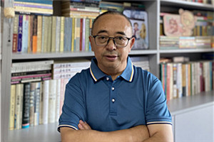 报告文学奖:《幸福的旋律——西藏脱贫交响曲》
作者:吉米平阶(藏族)
获奖感言时代的发展往往超越作家的经验和想象,在我还挖空心思用自己有限的能力想为所住村庄和遥远的乡亲做点什么的时候,波澜壮阔的脱贫攻坚开始了。西藏是全国集中连片贫困程度最深地区之一,也是脱贫攻坚难度最大,成效最显著的地方,我有幸作为参与者、亲历者和记录者,见证了全过程。