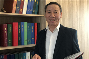 中短篇小说奖:《蓝天戈壁》(中篇小说集)
作者:阿尤尔扎纳(蒙古族)
获奖感言在这世上,唯有以爱为根基,方可泰康,终得圆满。生活不可缺少爱的慈润。唯有爱能柔化一切,弥补裂痕,使人们得以和睦共存,共享安康。我一直致力于在作品中突显爱与被爱、宽恕与被宽恕之重要性,通过自己的作品播撒人间大爱,为跌倒之人予以牵挽架扶,为痛哭之人予以擦拭眼泪,便是我的夙愿。