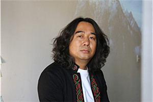 中短篇小说奖:《十寻》
作者:包倬(彝族)
获奖感言在过去的四十三年,我有二十一年在写作。文章千古事,得失寸心知。写作是一个人以心去度量世道人心,是一个人的踽踽独行。而获奖,则是在漫长旅途中的温暖拥抱,它告诉我,文学无垠,吾道不孤。感谢文学。